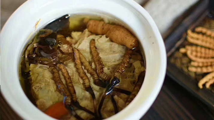 鮮香滋補(bǔ)！鮮冬蟲夏草燉雞湯的美味做法