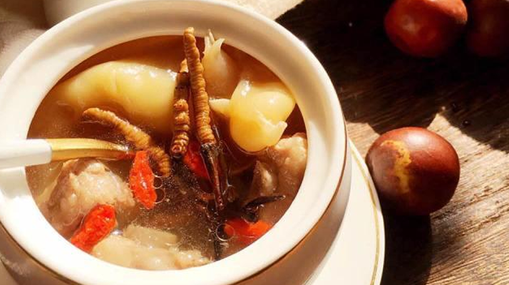 冬蟲(chóng)夏草與什么泡水喝？養(yǎng)生搭配指南
