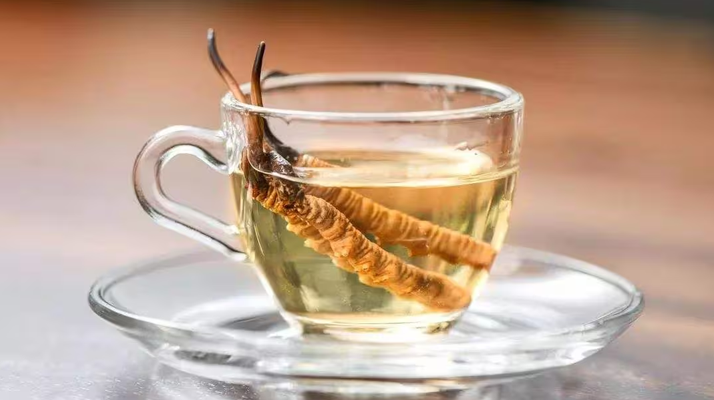一杯蟲(chóng)草水，健康新滋味：冬蟲(chóng)夏草泡水喝的奇妙功效