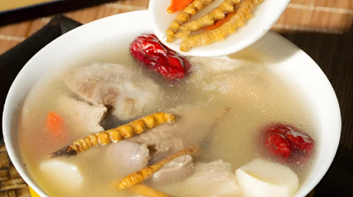 冬蟲夏草熱水沖泡：掌握適宜溫度，鎖住營(yíng)養(yǎng)精華